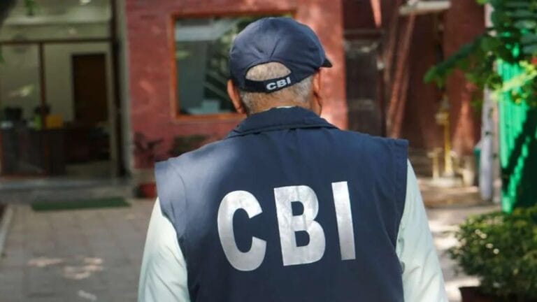 CBI ने पावर ग्रिड कॉर्पोरेशन के GM उदय कुमार को रिश्वत लेते हुए रंगे हाथों गिरफ्तार किया।