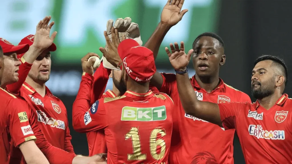 पंजाब किंग्स (PBKS) के खिलाड़ी IPL मैच के दौरान जश्न मनाते हुए, टीम की नई $1 बिलियन वैल्यू को दर्शाता एक रोमांचक पल।