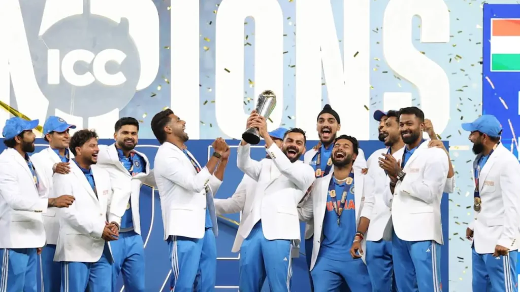 विराट कोहली चैंपियंस ट्रॉफी 2025 जीत के बाद ट्रॉफी के साथ जश्न मनाते हुए।